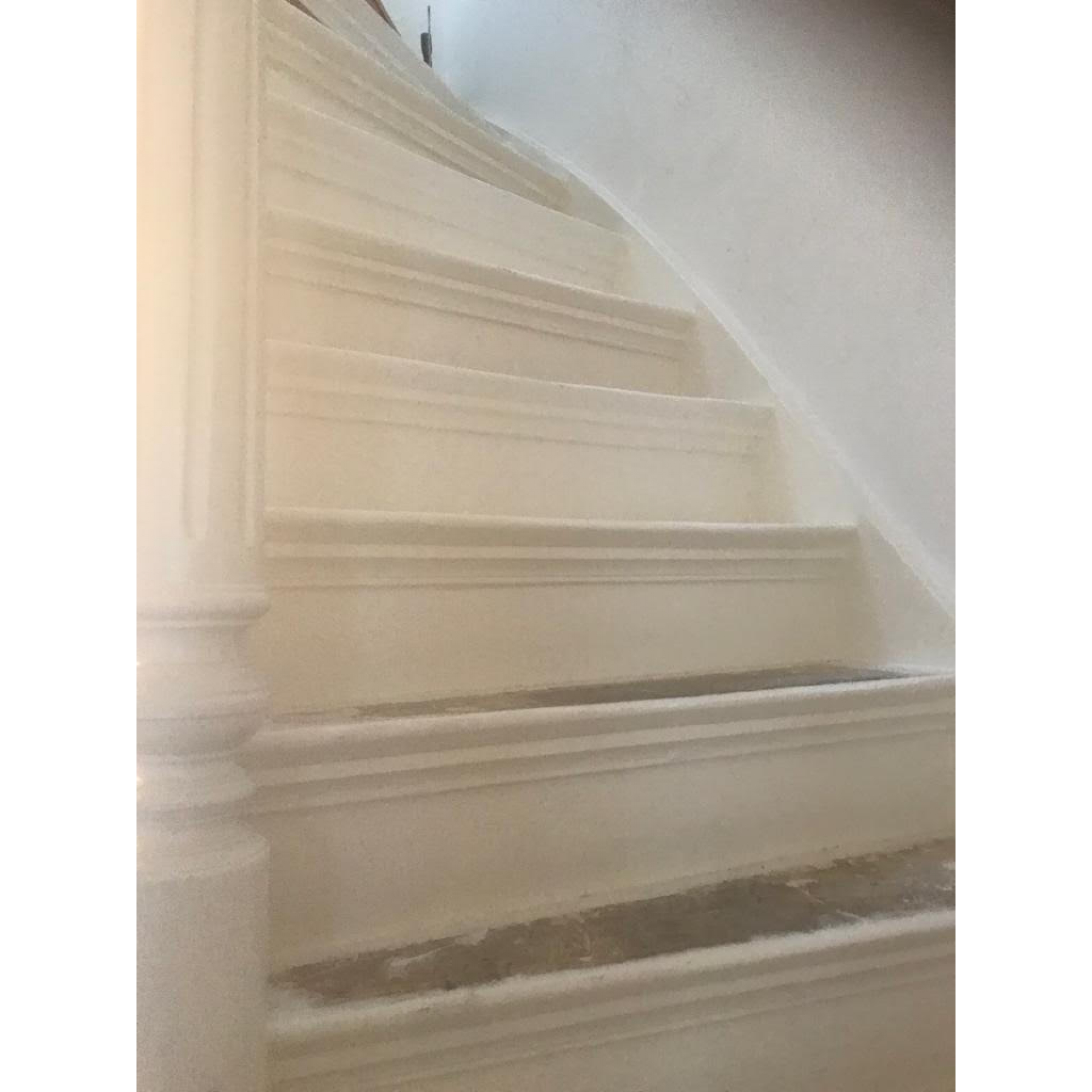 Mooie oude trap van grenen hout in een oud huis die klaar is voor renovatie met overzettreden