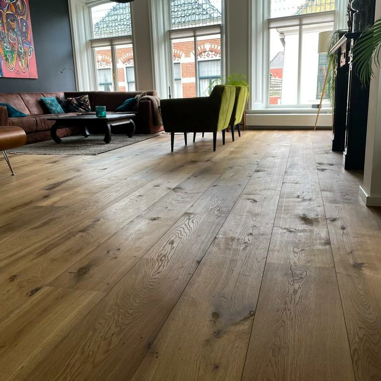 super brede eiken multiplank gelegd in prachtige ruimte zijnde de kamer met aansluitend de open keuken.