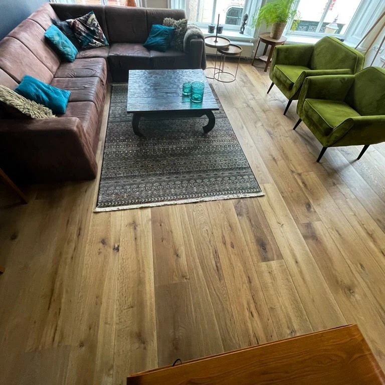 De woonkamer is op de verdieping en is erg groot.