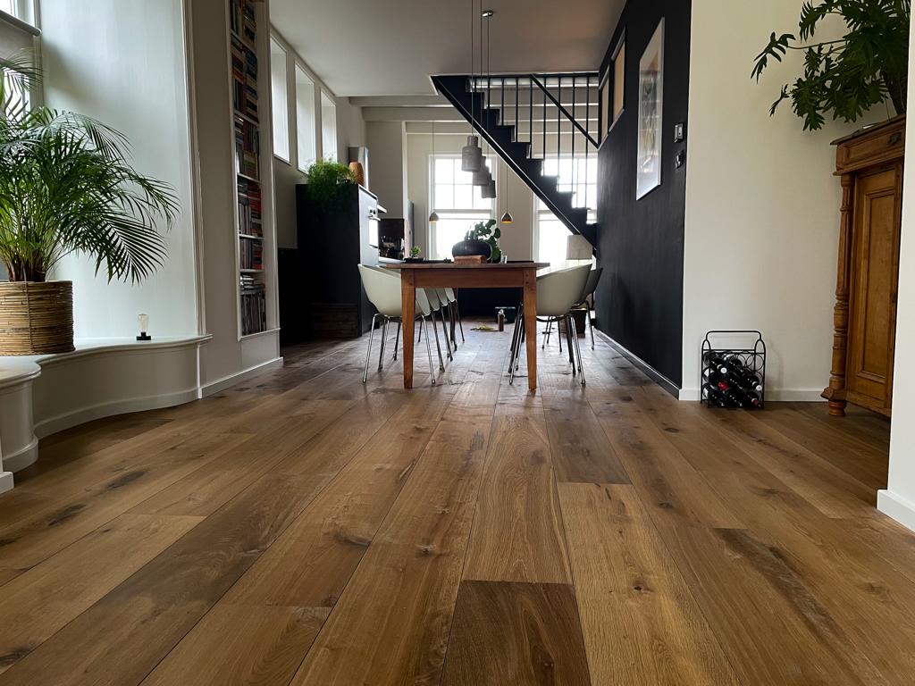 In deze grote ruimte, een soort doorzon woning, komen de brede eiken vloerplanken goed tot hun recht.