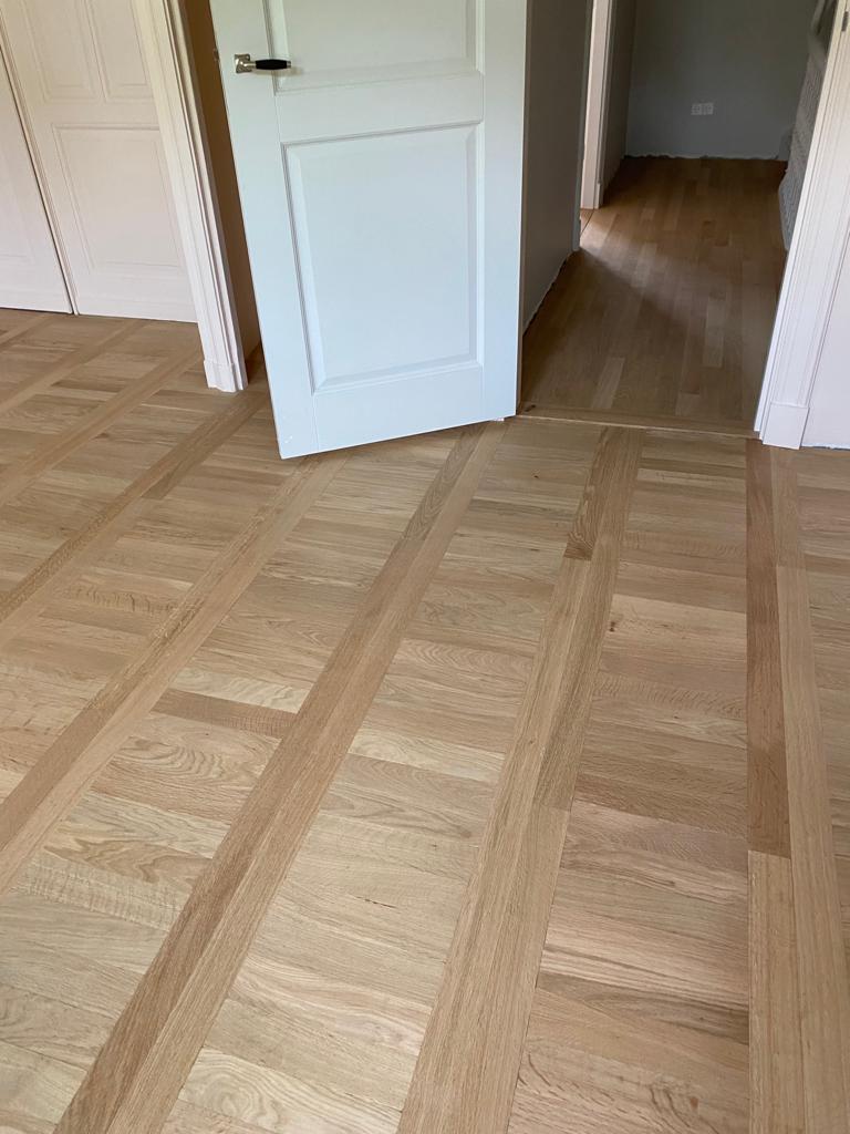 Klassieke eiken houten tapisvloer in laddermotief, gelegd door Holtz in Den Haag in een appartement.