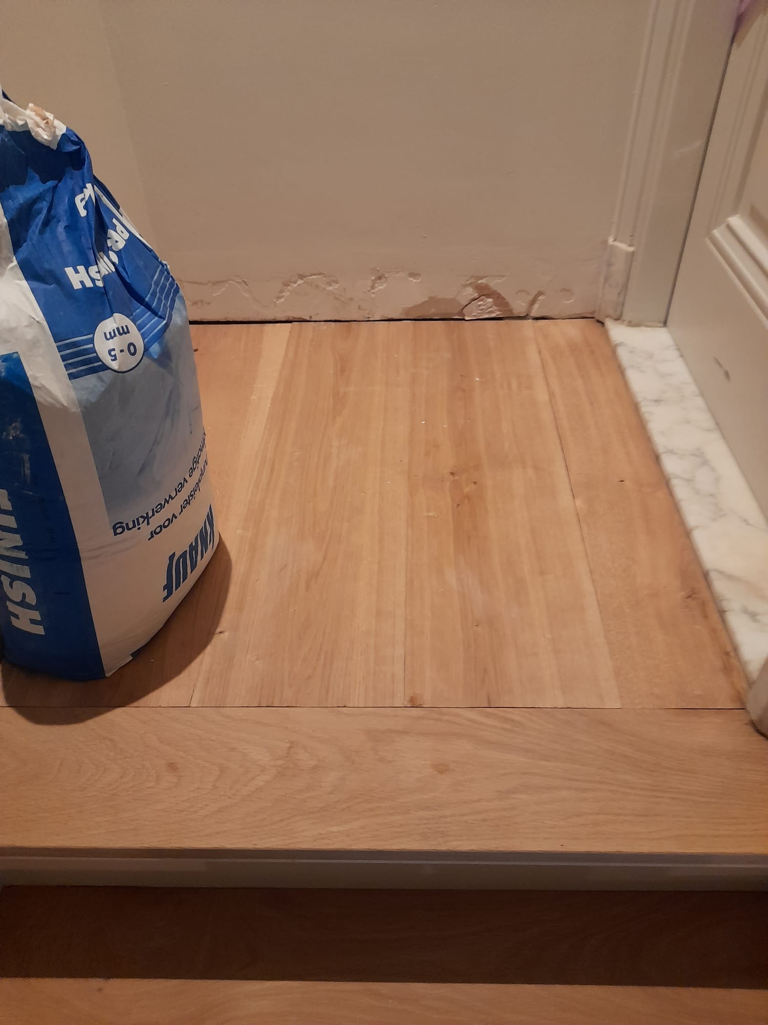 Trapplateau aan de bovenzijde van de trap gemaakt van eiken hout