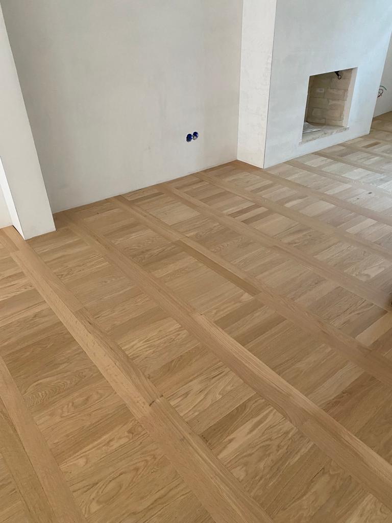 Op de begane grond hebben wij een eiken laddermotief tapis vloer gelegd.