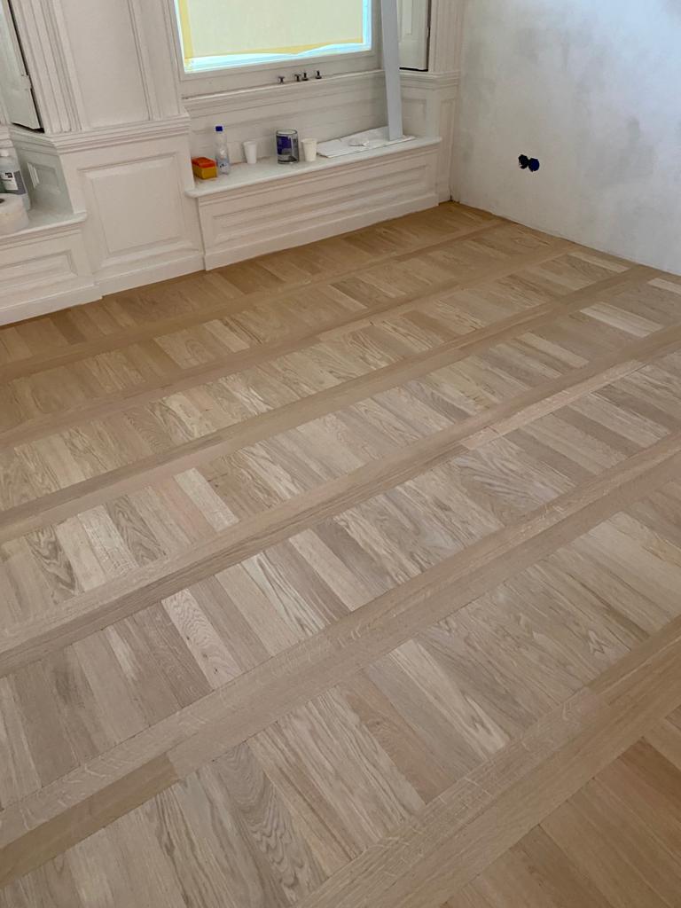 eiken vloer in ladder motief. Zie de spiegels in het eiken hout!