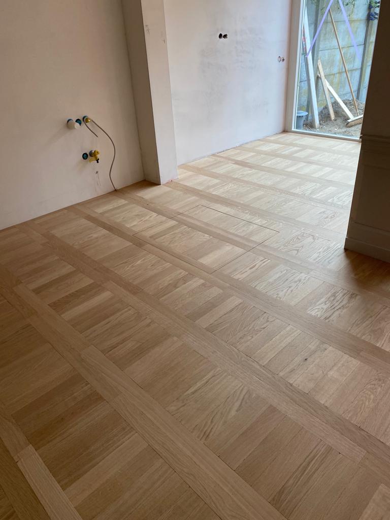 Eiken motief vloer in Den Haag gelegd op de beganegrond. Het betreft een laddermotief vloer.