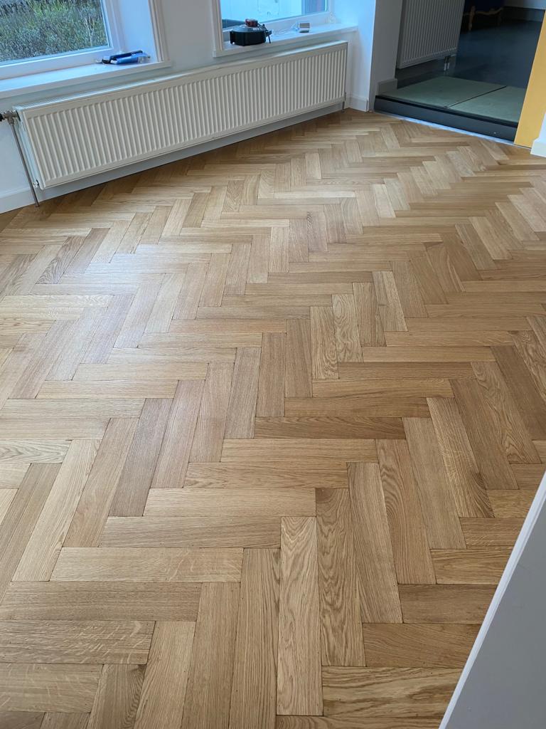 In Groningen heeft Holtz vloeren, een in de werkplaats verouderde, eiken tapis vloer in visgraat verband gelegd.
