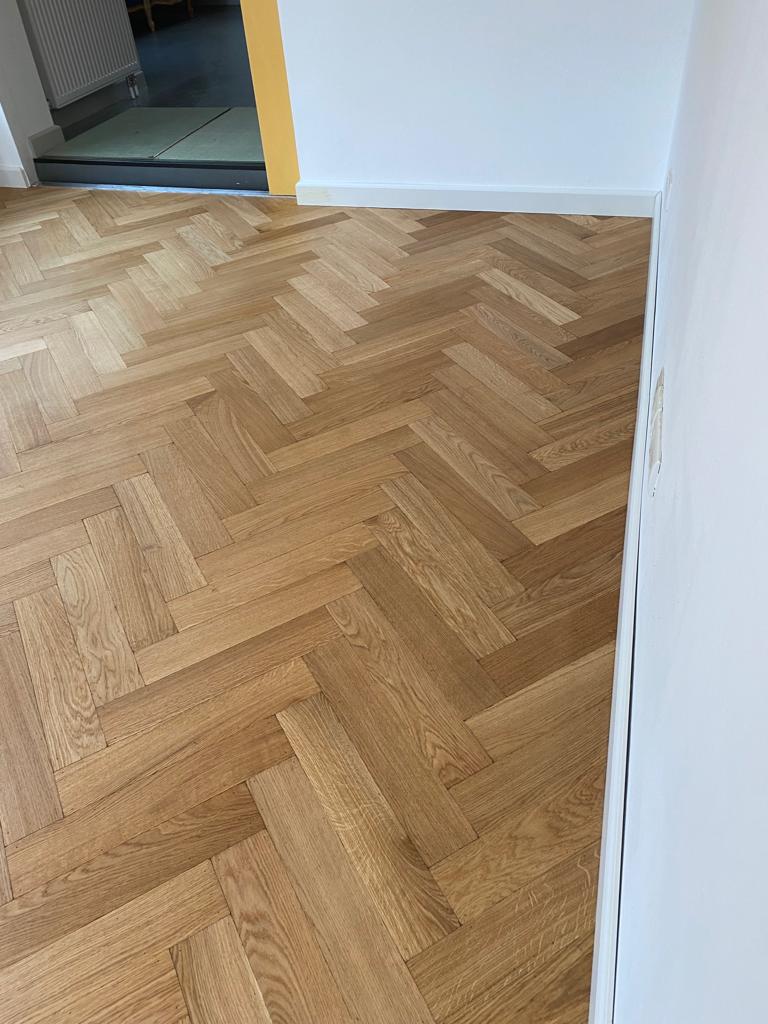 De verouderde eiken tapis is afgewerkt met naturelle olie, zeer sfeervol en heel praktisch.