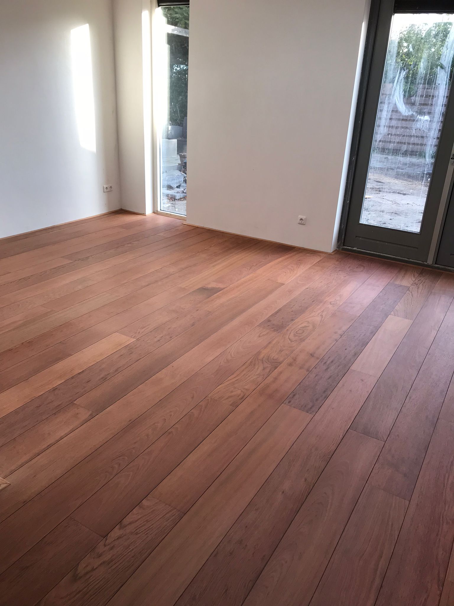 Houten vloeren schuren met de walsschuurmachine zoals een Hummel, noemen wij vakwerk!