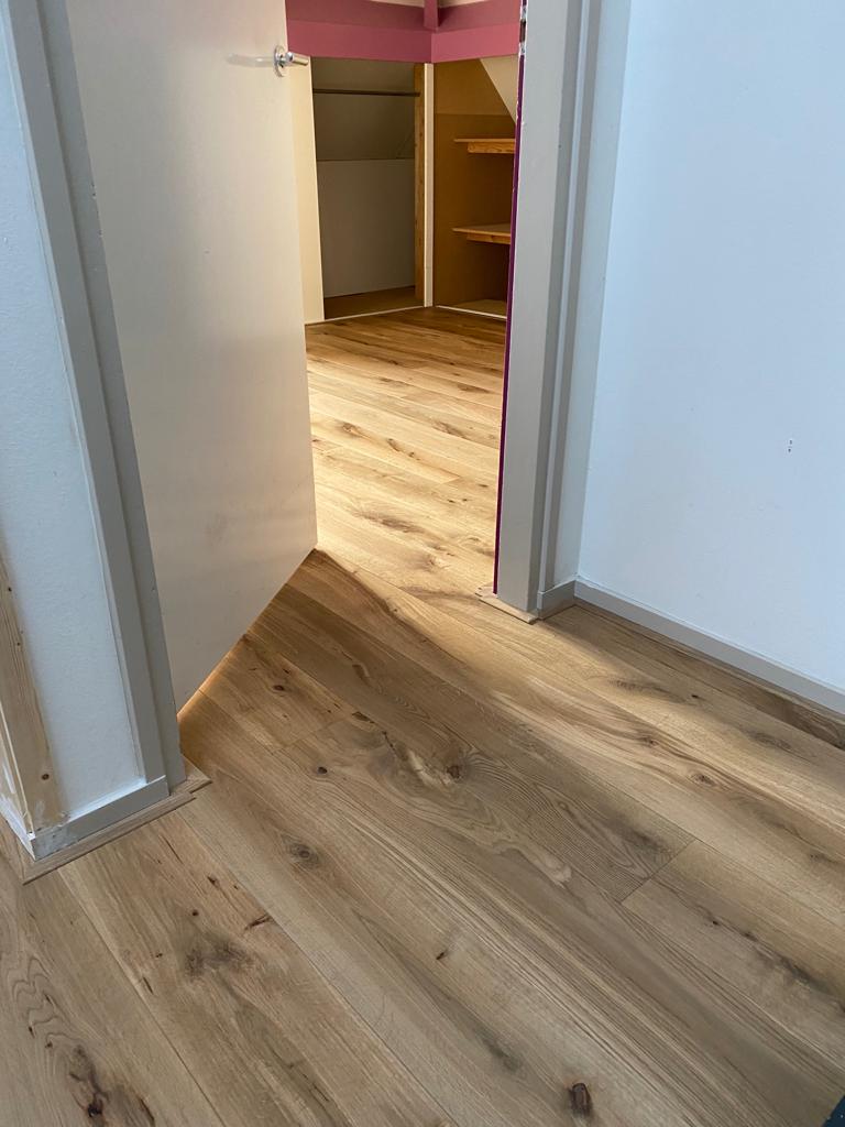 De multiplank eiken ligt op de overloop en is doorgelegd waar mogelijk in de slaapkamers.