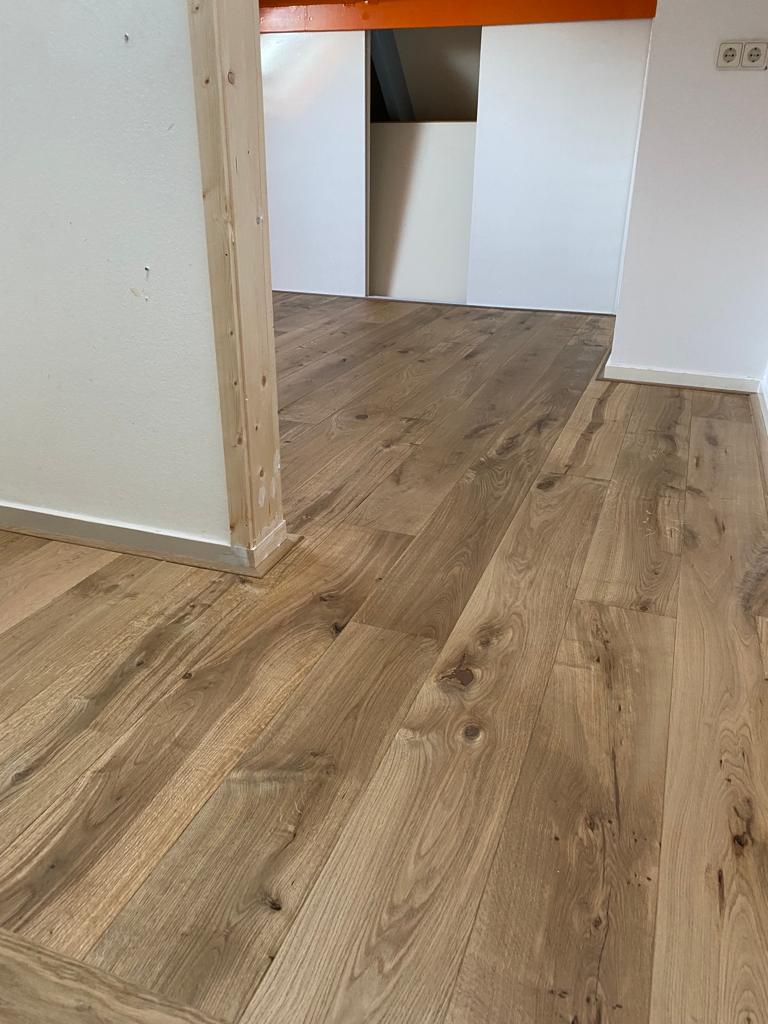De combiplank eiken is gelakt met een loba lak van lecol.