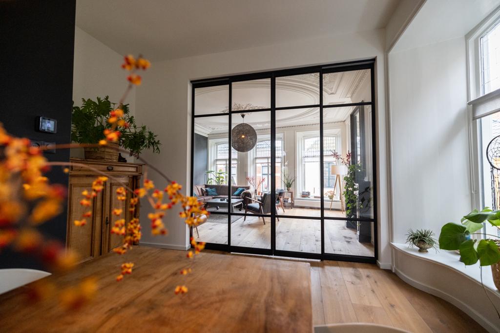 Prachtige brede eiken vloerdelen met een iets donkerder kleur dan naturel en gerookt in de woonkamer op de verdieping