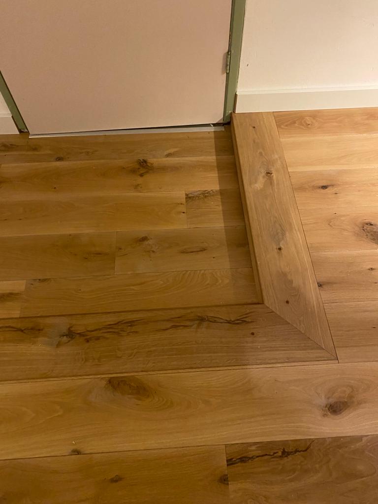 Opstapjes vanaf de deur, mooie afwerking eiken houten vloerdelen.