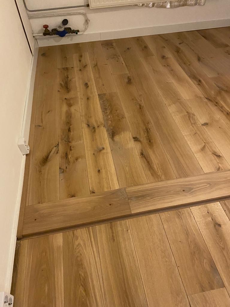 in de rest van de ruimte is de houten vloer nog een keer een niveau versprongen.