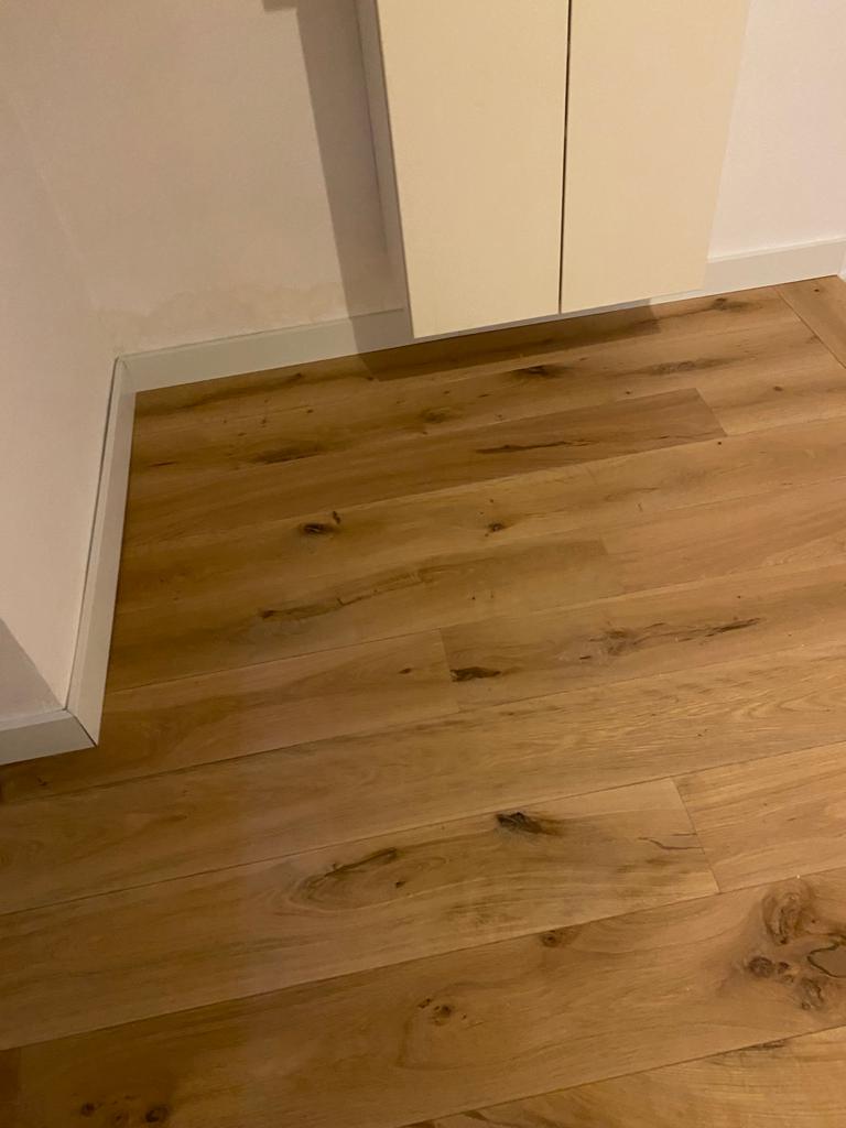 De eiken houten vloerdelen zijn afgewerkt met een naturelle olie