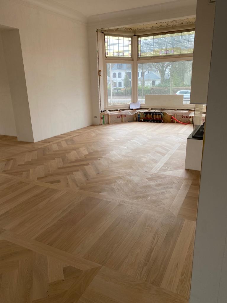 Aan de Rijksstraatweg te Haren op een heel mooi plekje is door Holtz Houten Vloeren een hele mooie eiken visgraat tapis vloer gelegd.