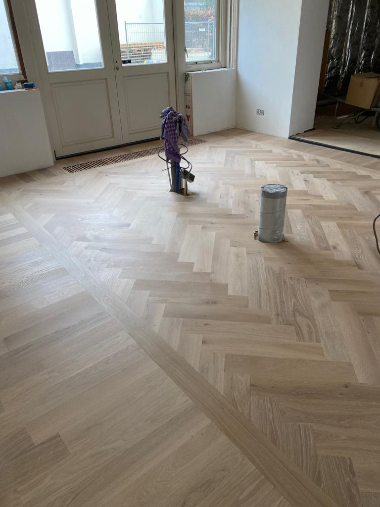 De keuken wordt op de eiken visgraat geplaatst. De afwerking is zo het mooist.