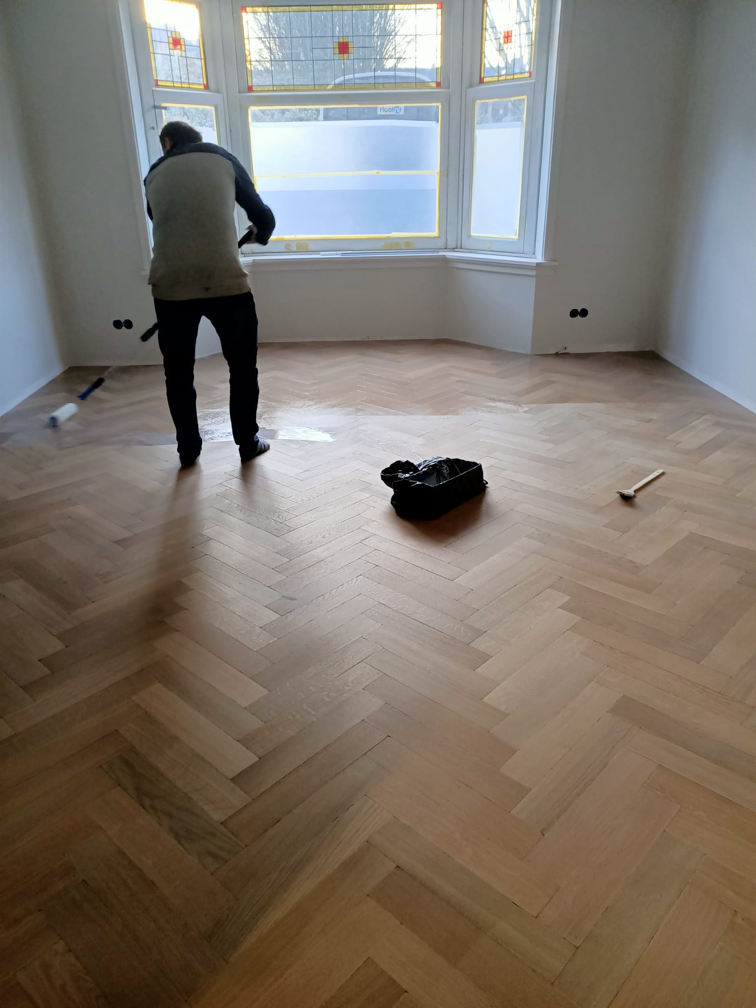 De eiken visgraat vloer wordt met een matte lak afgewerkt.