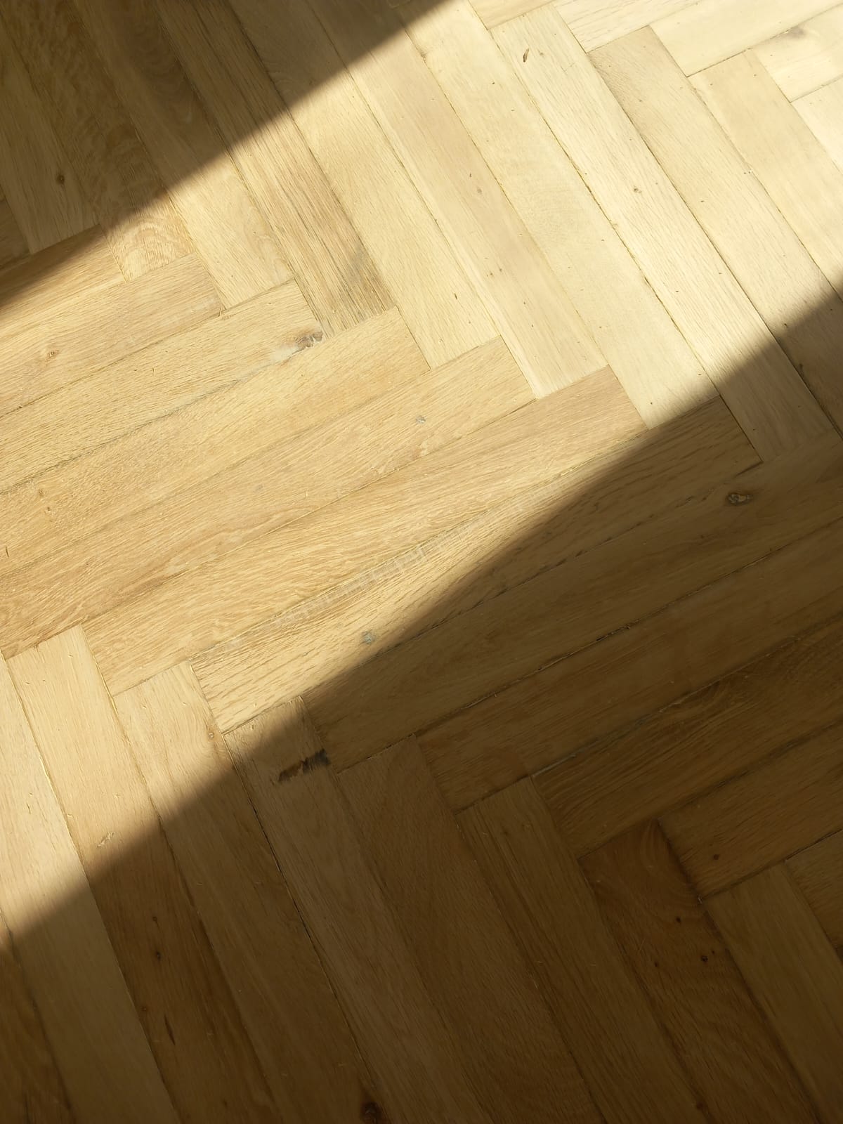 Waarom dan toch een oude parketvloer in visgraat herleggen, terwijl nieuw hout ook 'oud' gemaakt kan worden.