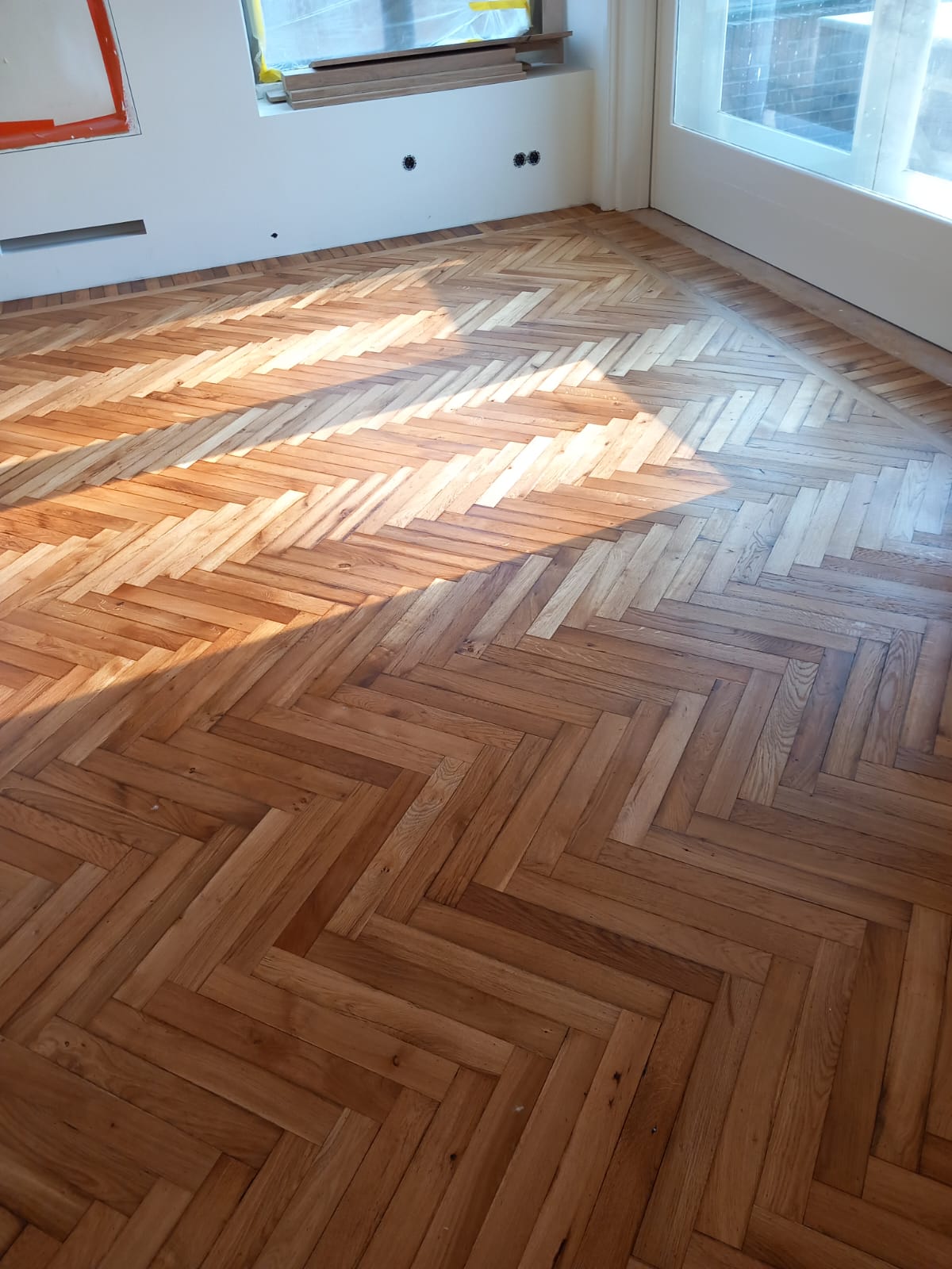 In de oude prachtige villa is de sfeer in stand gehouden met terug keer van een oude eiken vloer na de verbouwing