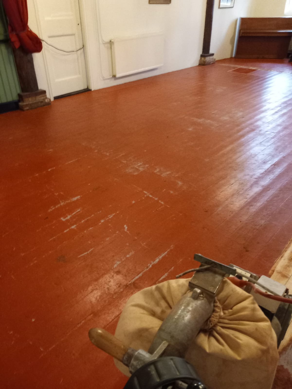 Het schuren van de grenen constructie vloer neemt zeer veel tijd in beslag.
