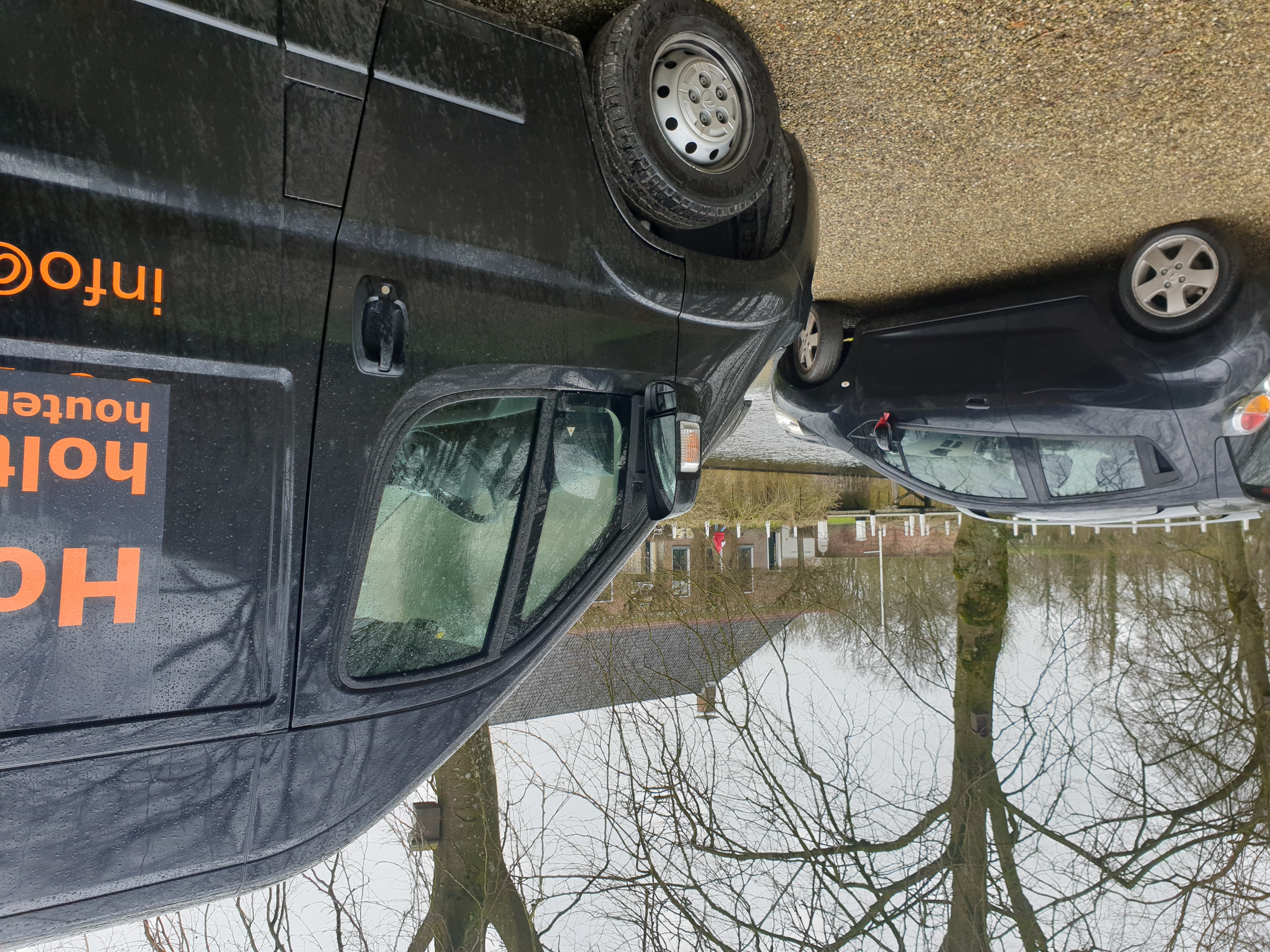 Met twee man wordt hard gewerkt om de vloer snel weer in orde te krijgen voor dat het seizoen echt weer begint in het Schathoes.