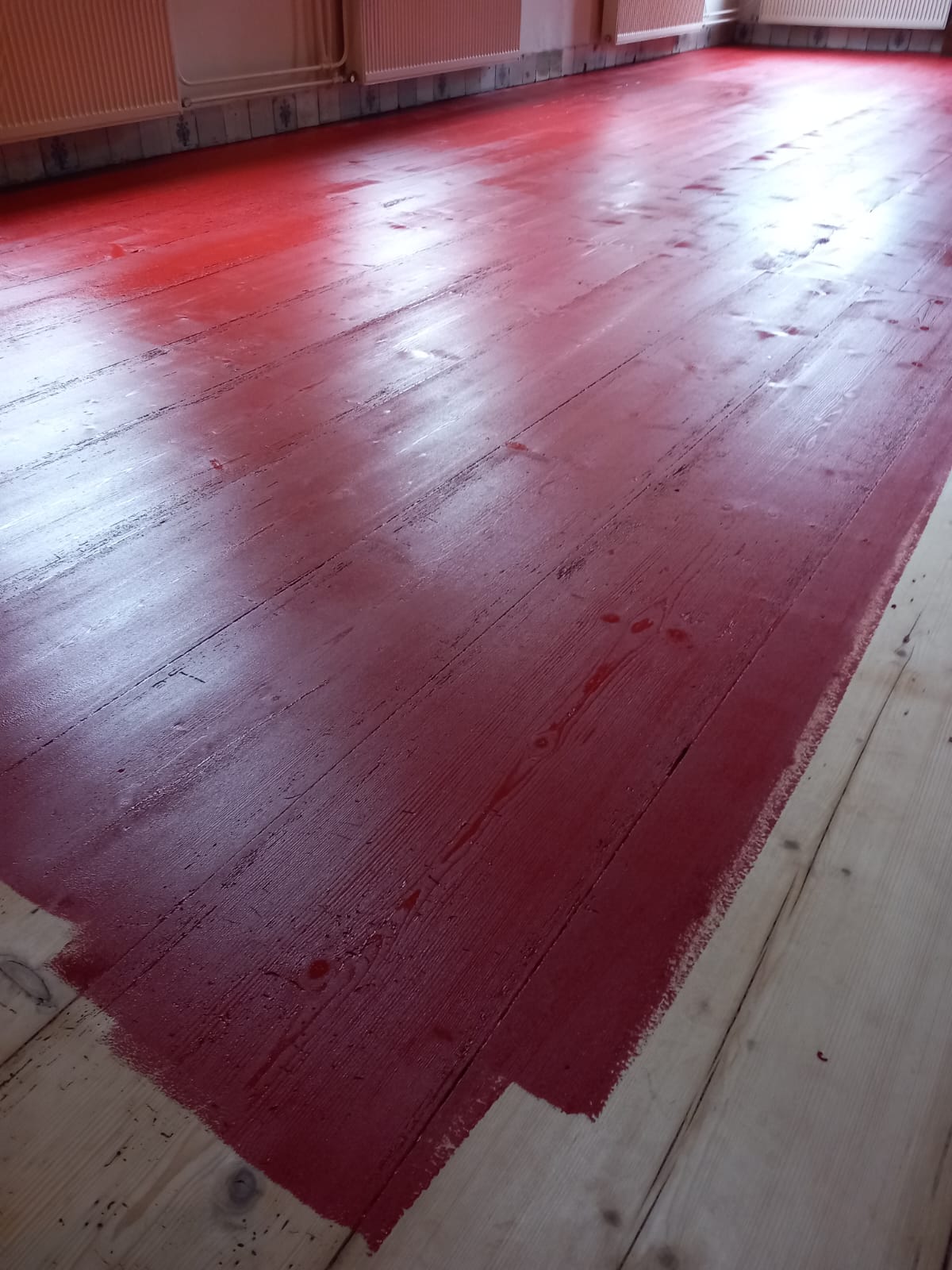 Na het schuren kan de nieuwe verf aangebracht worden, ook weer ossenbloed rood.