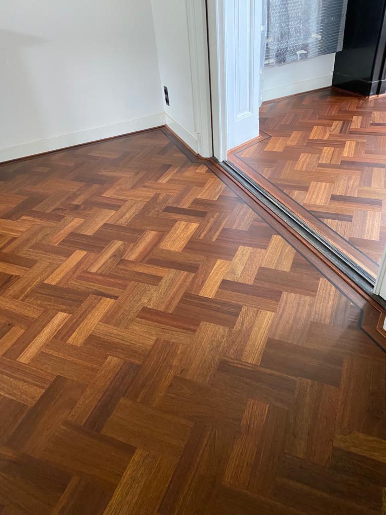 De ensuite deuren zitten nog in het pand. De voorkamer en achter kamer zijn gerenoveerd