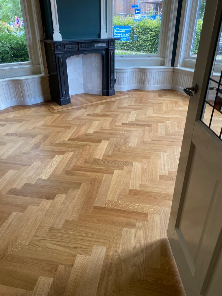 In deze meer dan 100 jaar oude woning met oude elementen past de nieuwe visgraat vloer prachtig