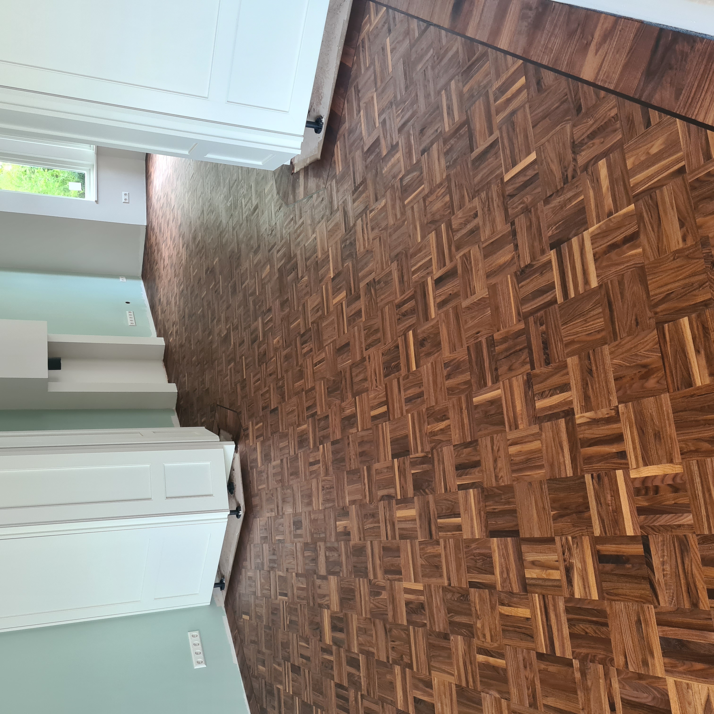 Bijzonder hout voor op de vloer, namelijk noten hout.