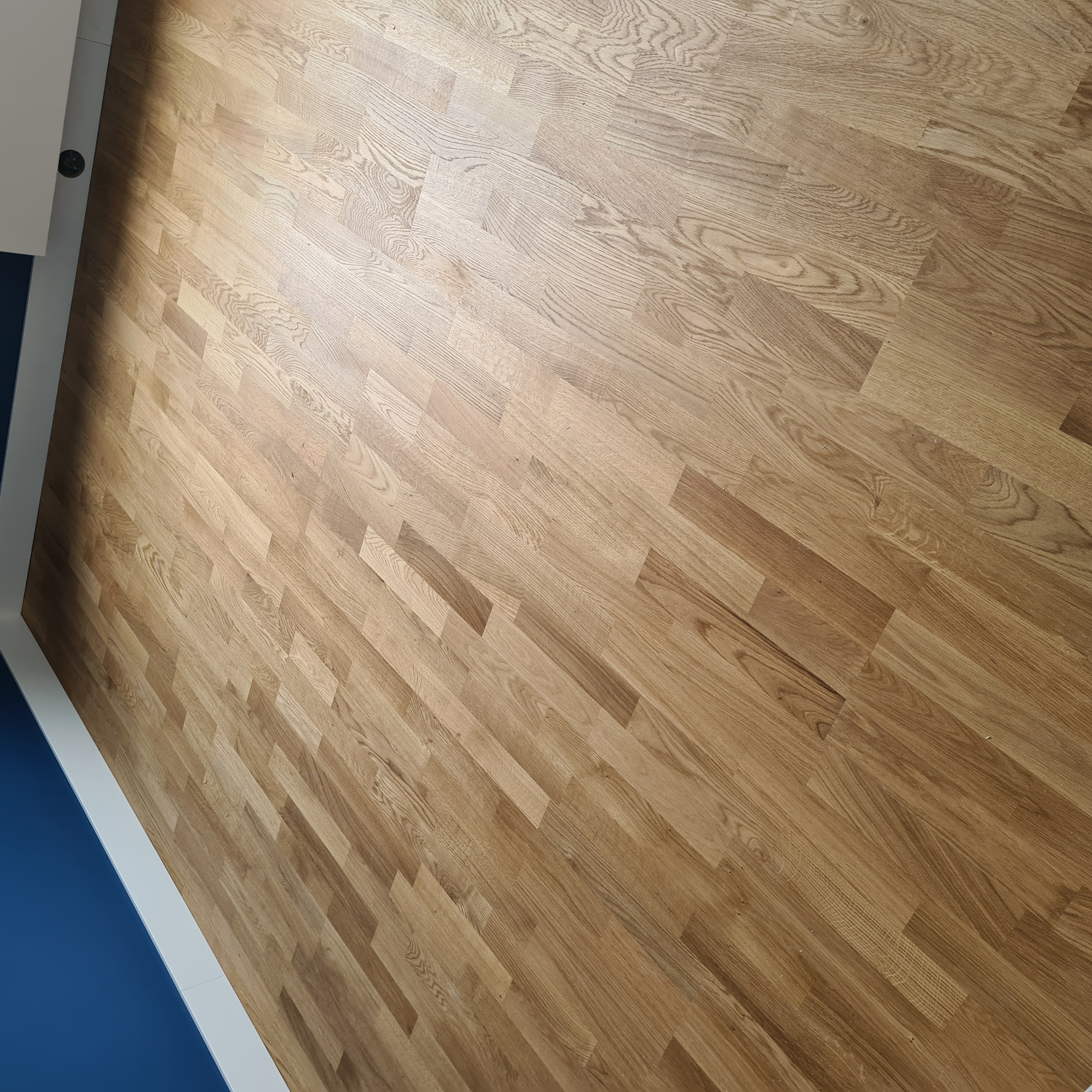 Op de bovenverdieping in een jaren dertig woning in Groningen heeft Holtz houten vloeren een eiken 3 strooks lamelparket vloer verlijmd gelegd.