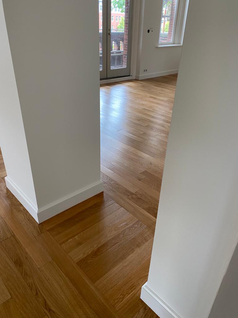 Mooie doorgangen gecreeerd met lange eiken tapis delen dwars gelegd