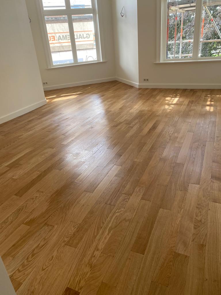 De tapis eiken is net gelegd en gelakt. Man, wat brengt dat een prachtige sfeer..
