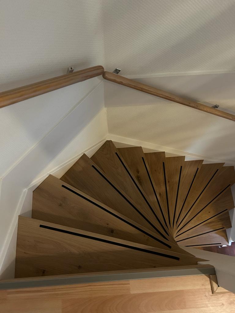 De traptredes zijn voorzien van antislip strippen.