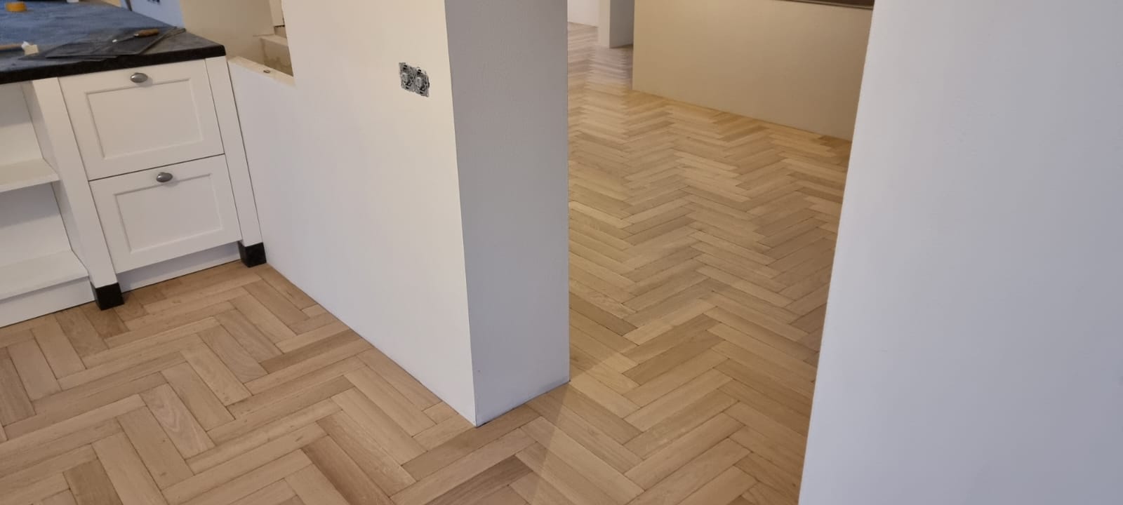 Eiken houten visgraat vloer over de hele verdieping van het penthouse in Zuidlaren