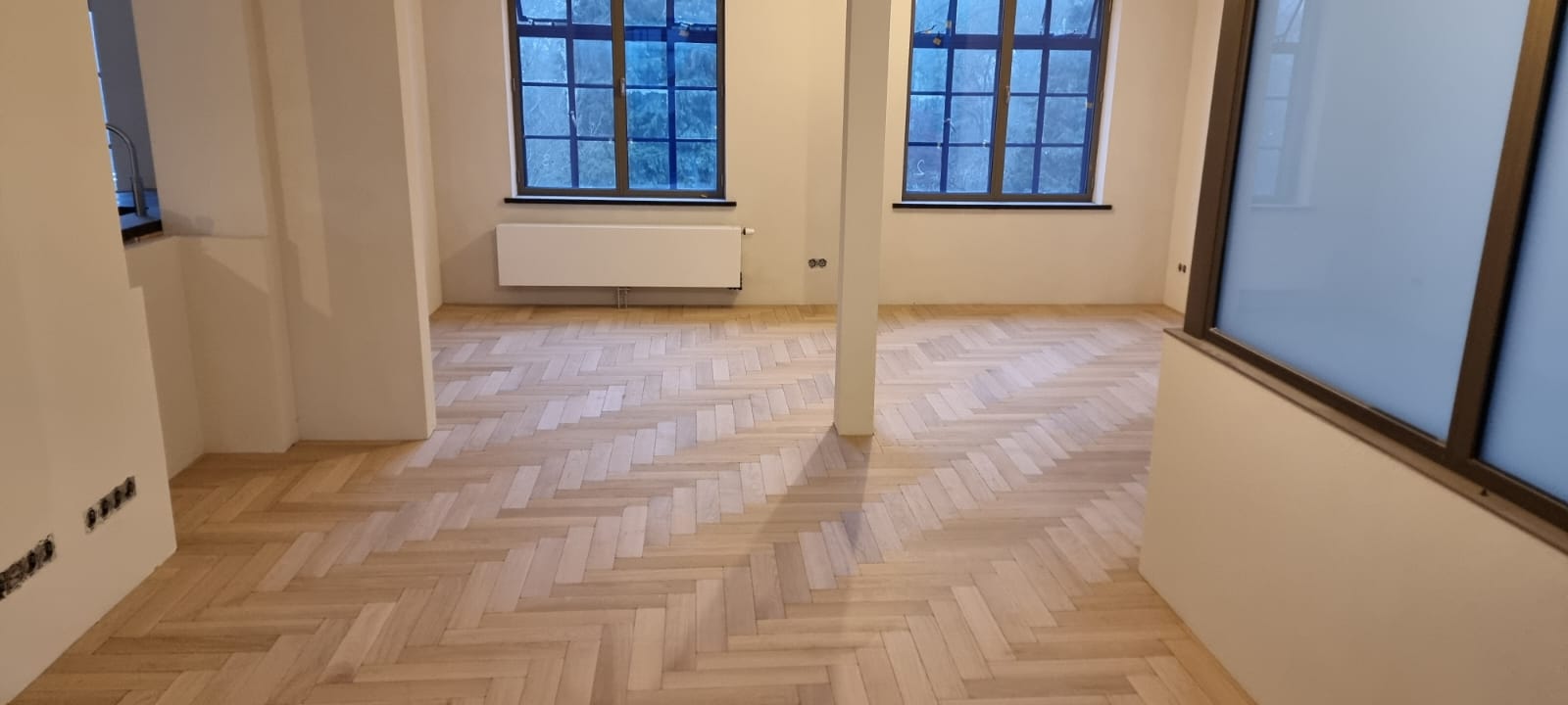 Het blauwe gebouw wordt het genoemd in de volksmond vanwege de blauwe kleur die is gebruikt voor kozijnen, glas in lood, zonnewering.