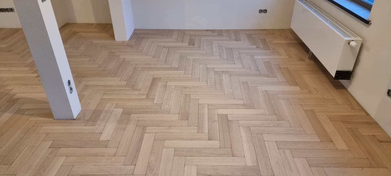 De vloer is prachtig gelegd.