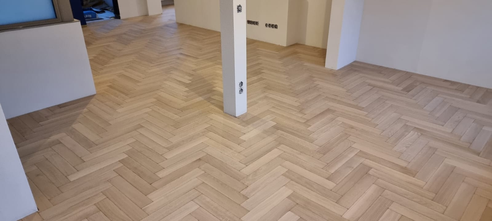Eiken vloer wordt afgewerkt met een niet opkleurende lak