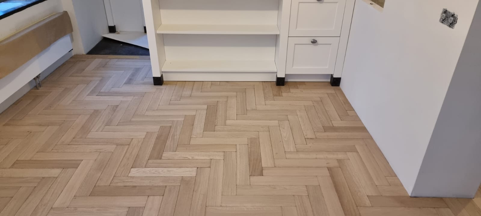 De hoogste etage is bereikbaar met een lift die is geplaatst omdat er origineel alleen maar trappen waren.