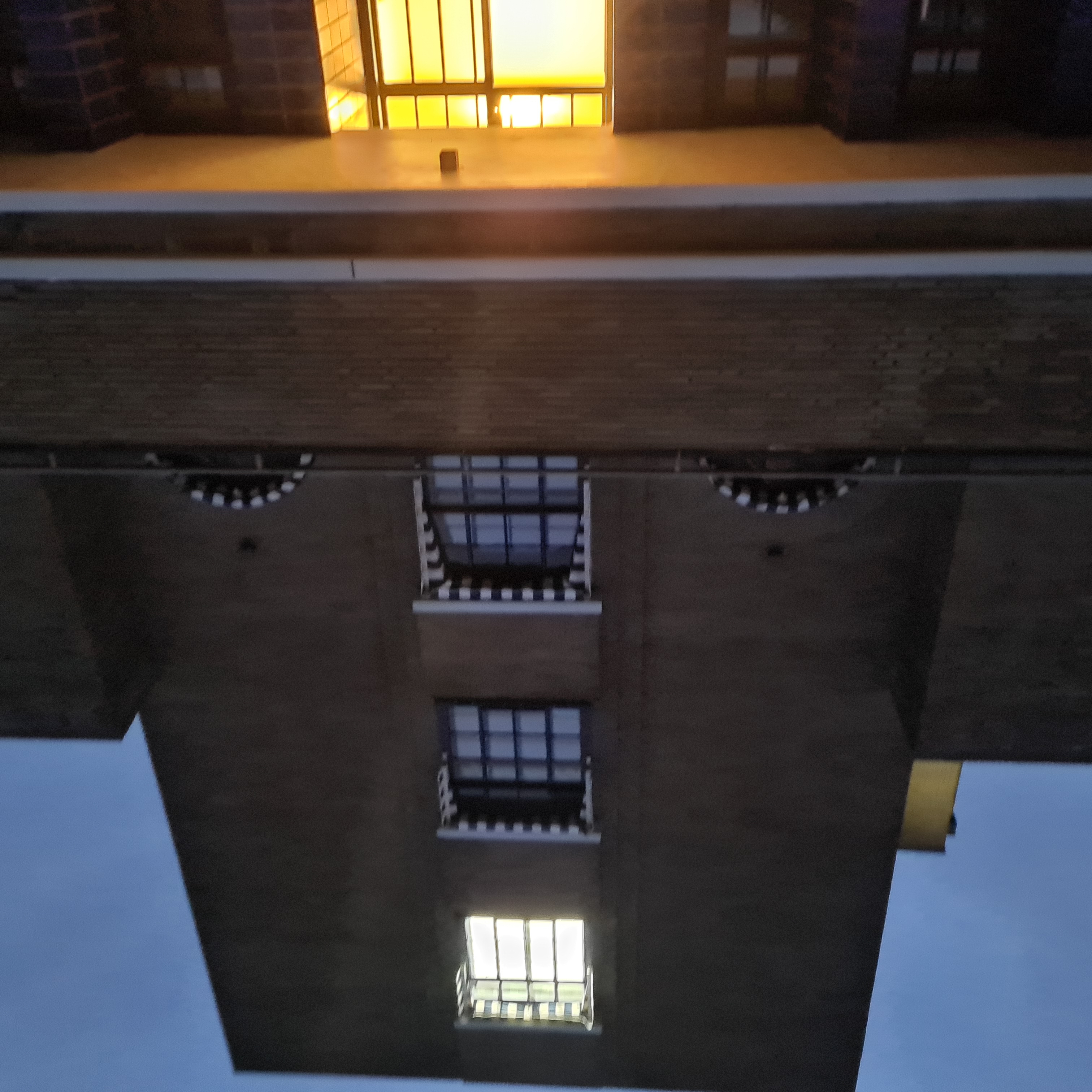 Het penthouse kijkt uit over de grote tuin voor het gebouw en aan de achterkant richting de bossen van Zuidlaren