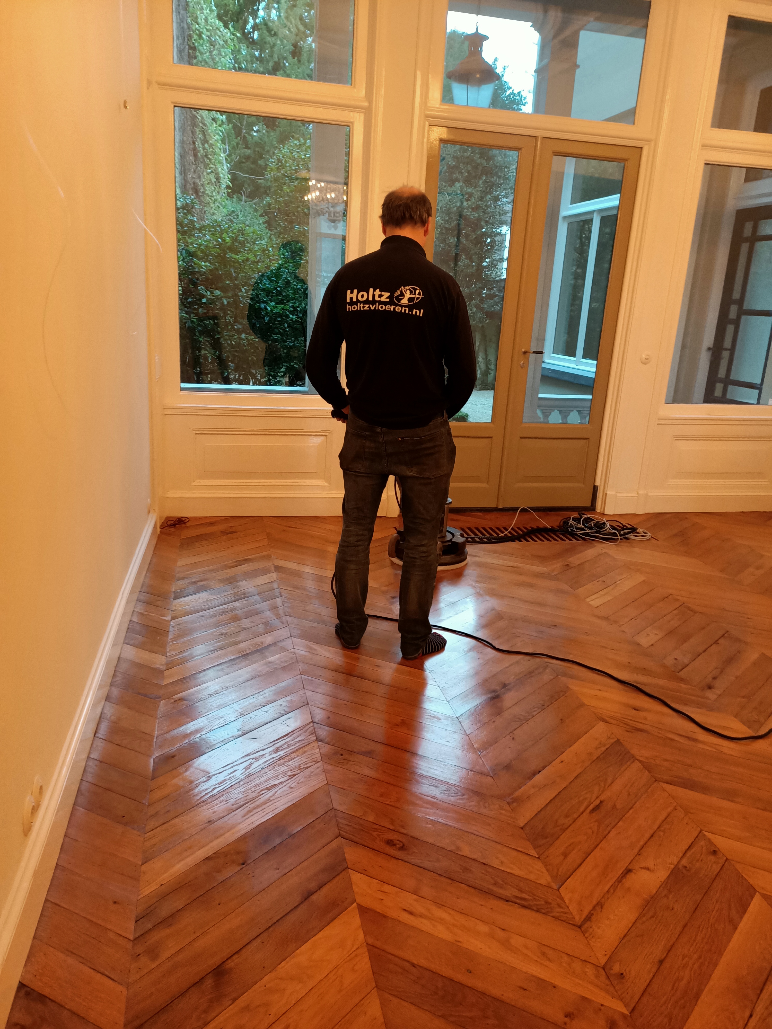 Met de woodboy wordt de polish aangebracht op de eiken vloer.