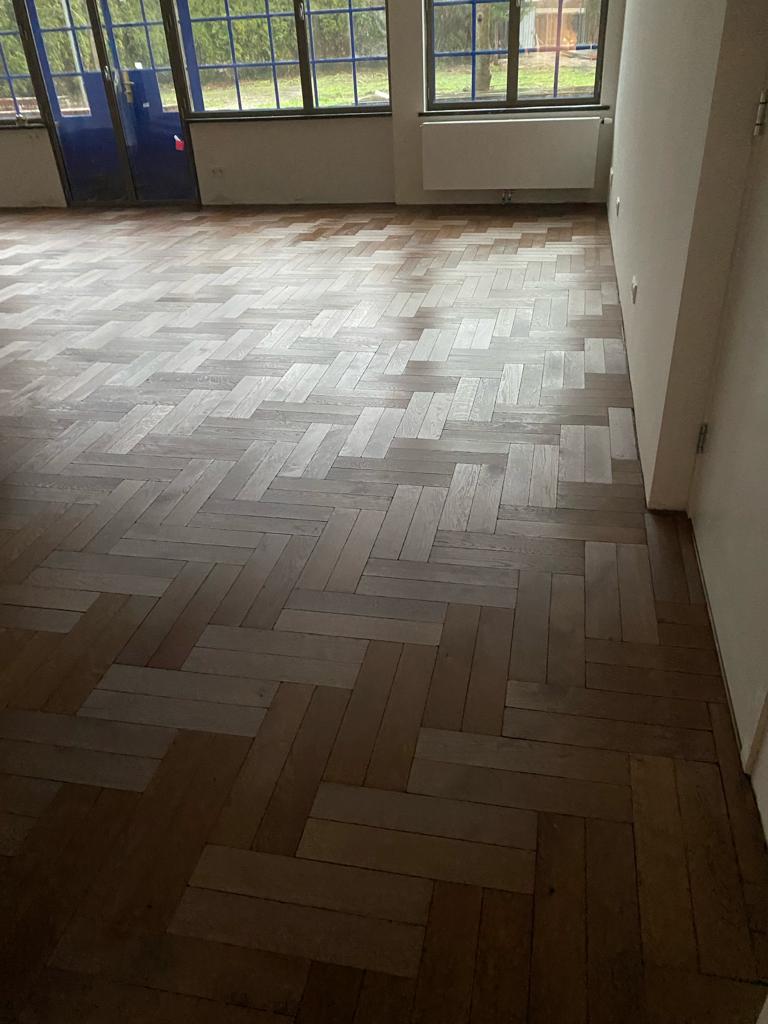 In één van de appartementen die zijn gemaakt in het blauwe paviljoen in Zuidlaren is een door Holtz een dubbele visgraat vloer diagonaal gelegd.