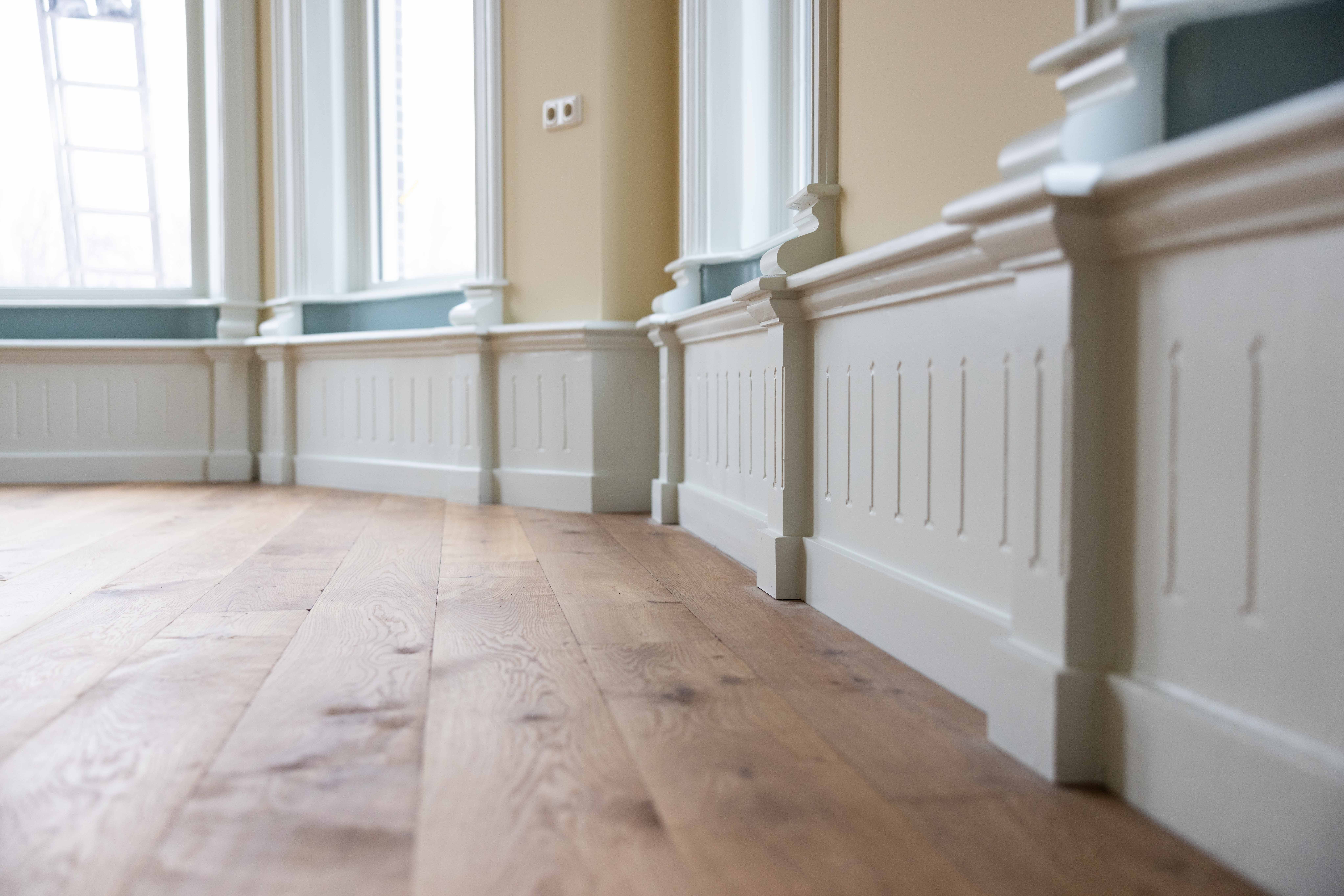 Het betreft een huis uit begin 19 e eeuw met de prachtige lambriseringen