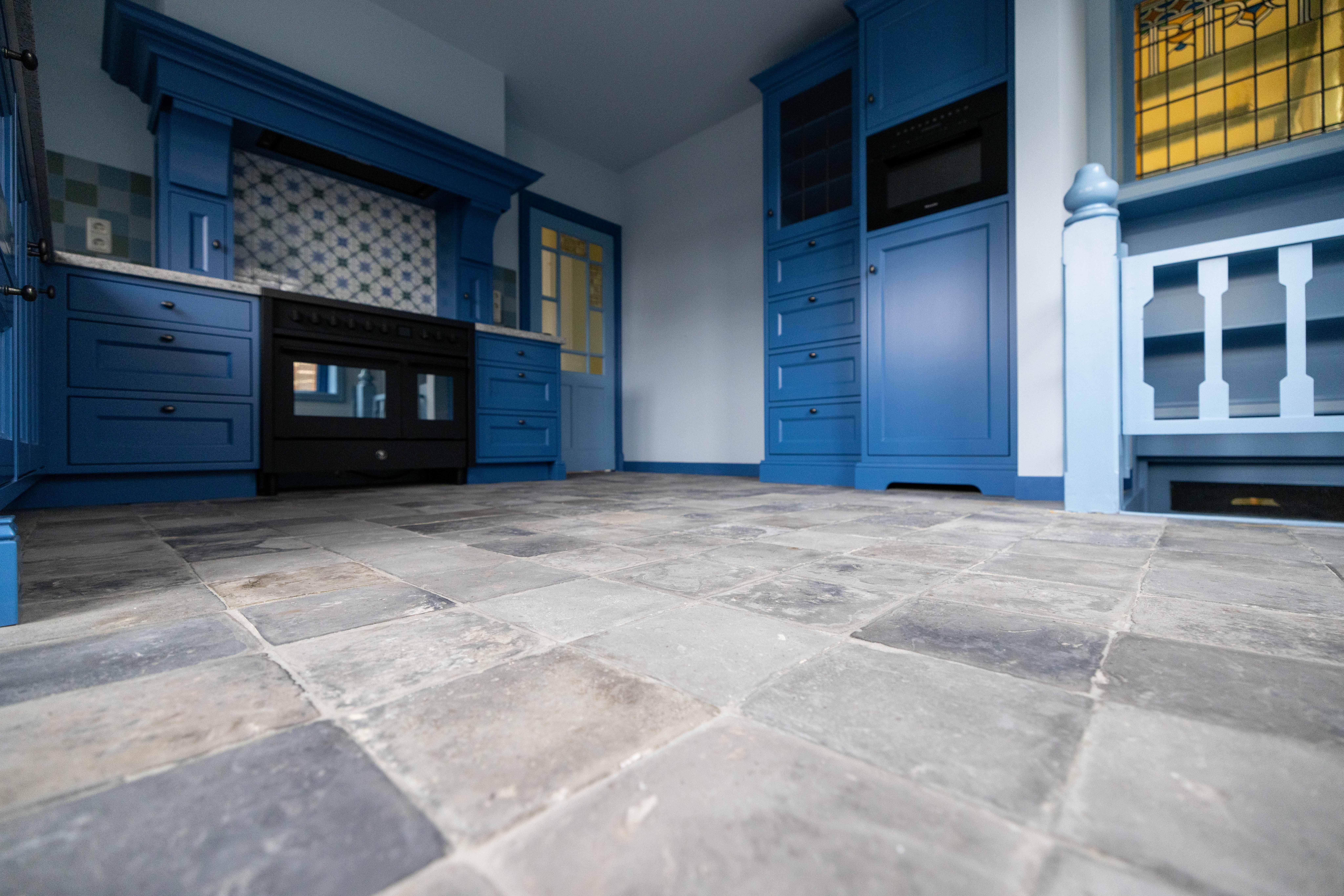 De klant heeft blauw overal laten terug komen, zo ook in de Keuken.