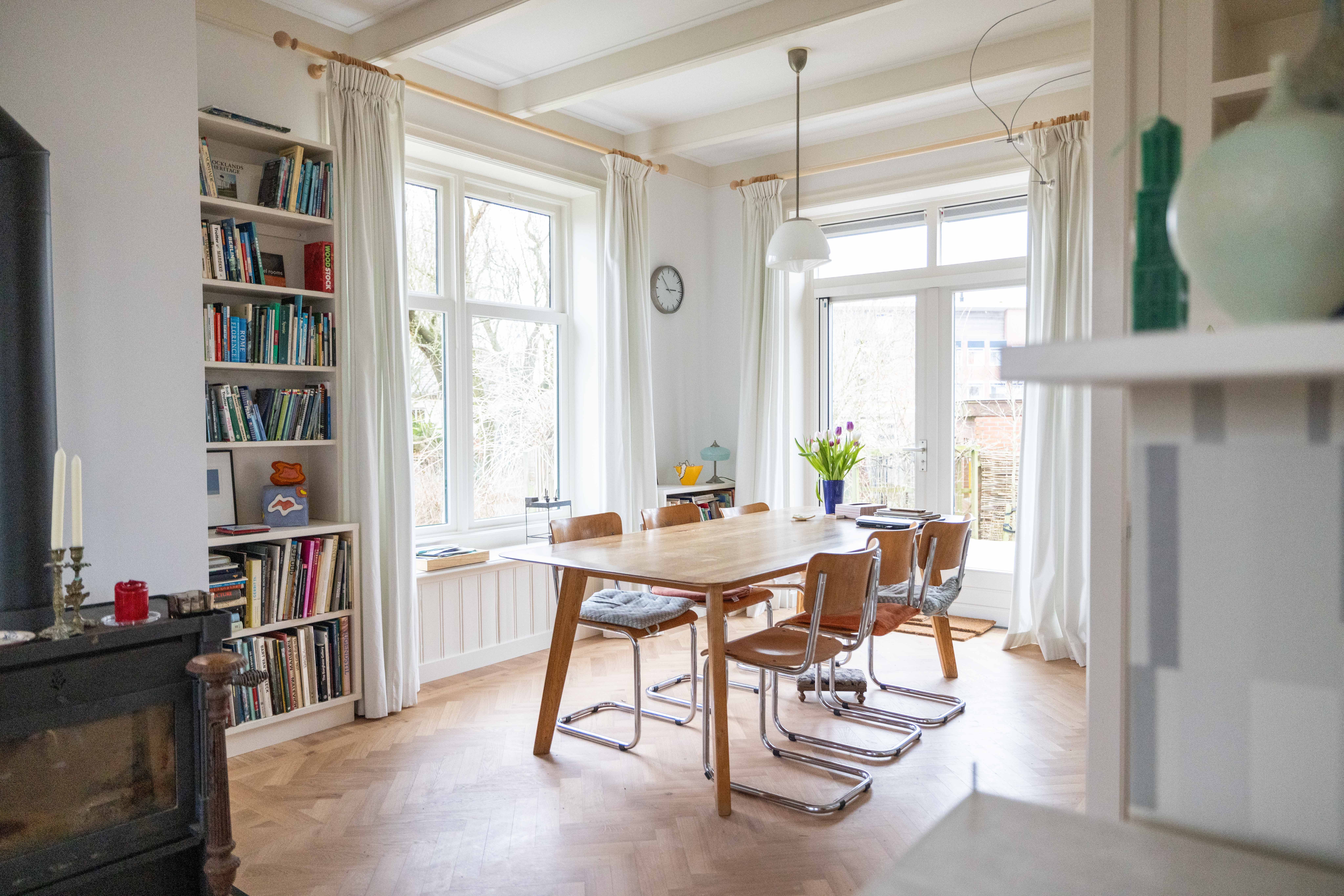 Natuurlijk hoort in een prachtig huis als dit een mooie visgraat vloer.
