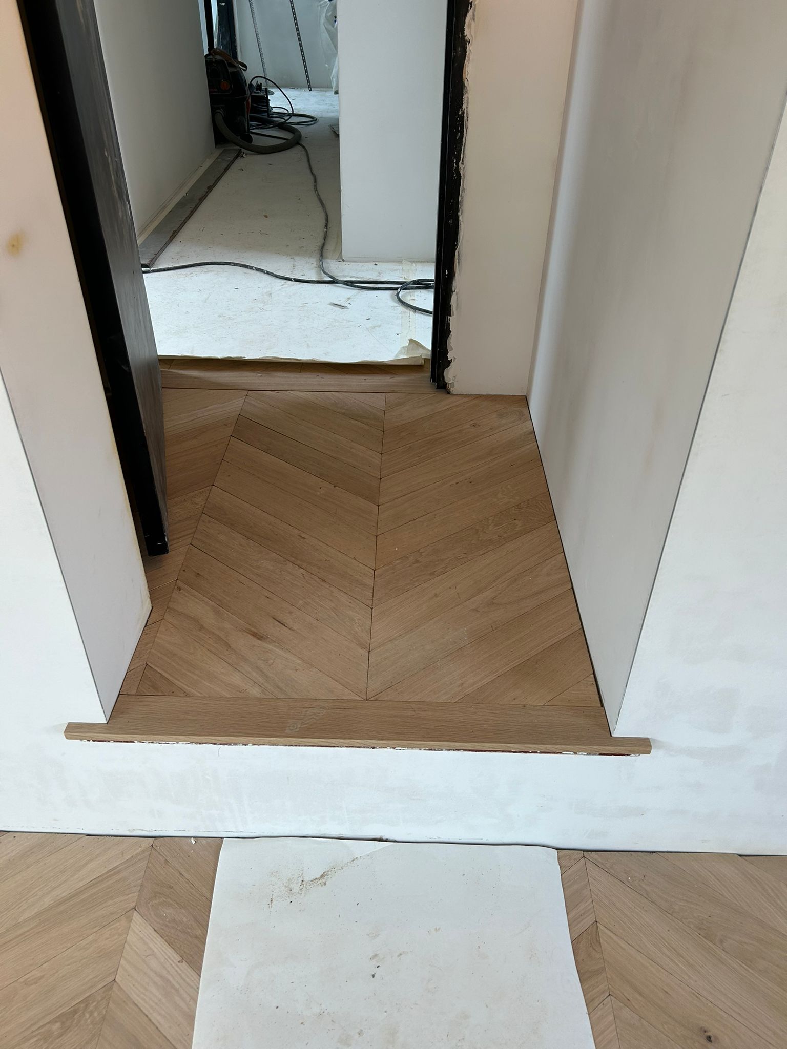 De woning heeft hoogte verschillen waar de houten vloer op aangepast moet worden.