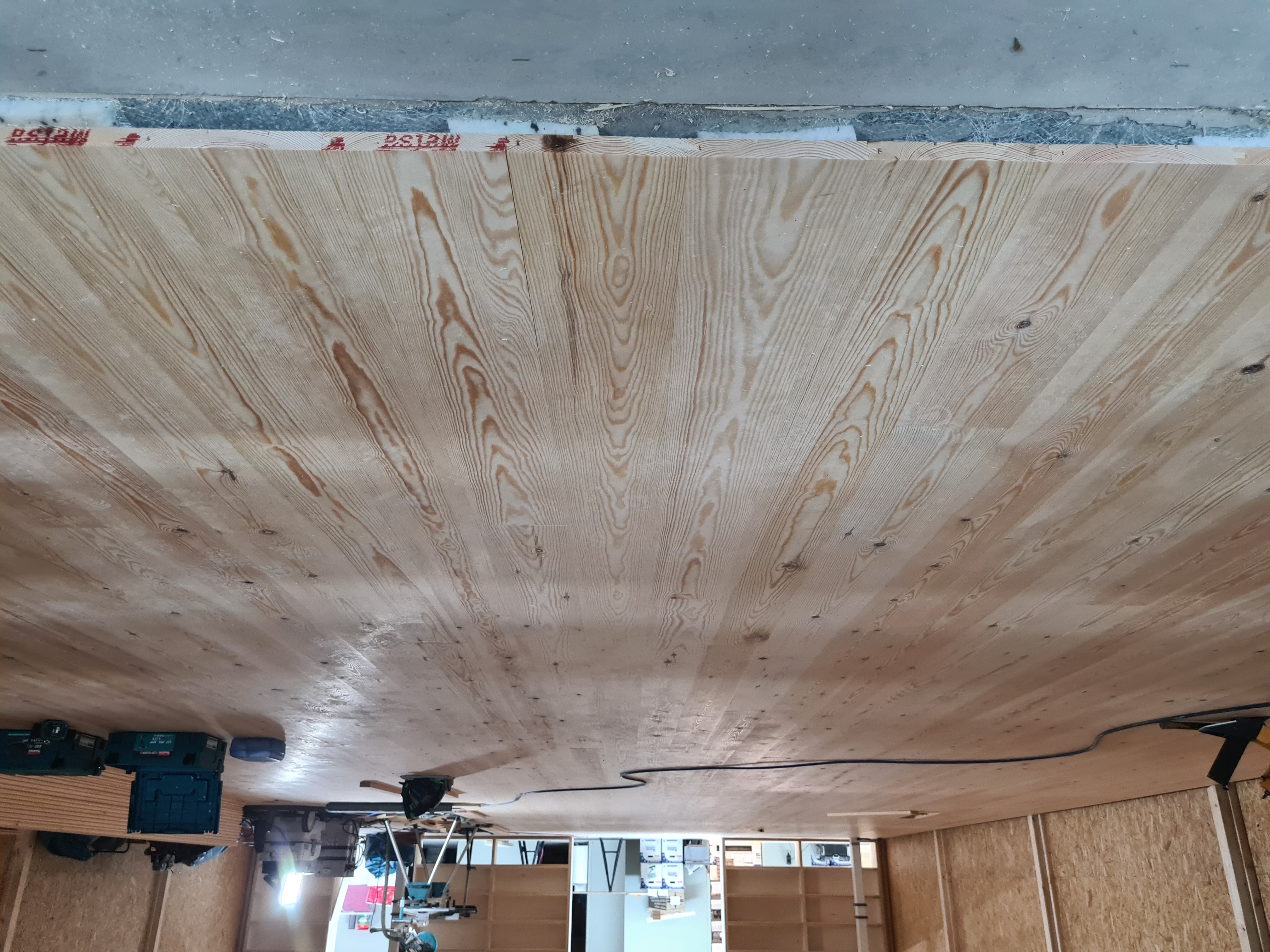 De gemeente heeft gekozen voor grenen houten planken omdat deze het goed doen in een dans cq theater ruimte.