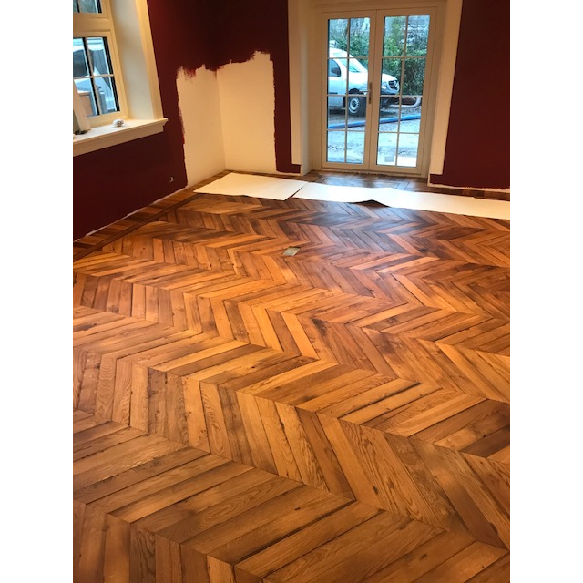 De origineel oude frans eiken parketstroken herlegd in de woonkamer van de prachtige jaren dertig villa in Haren (Groningen)
