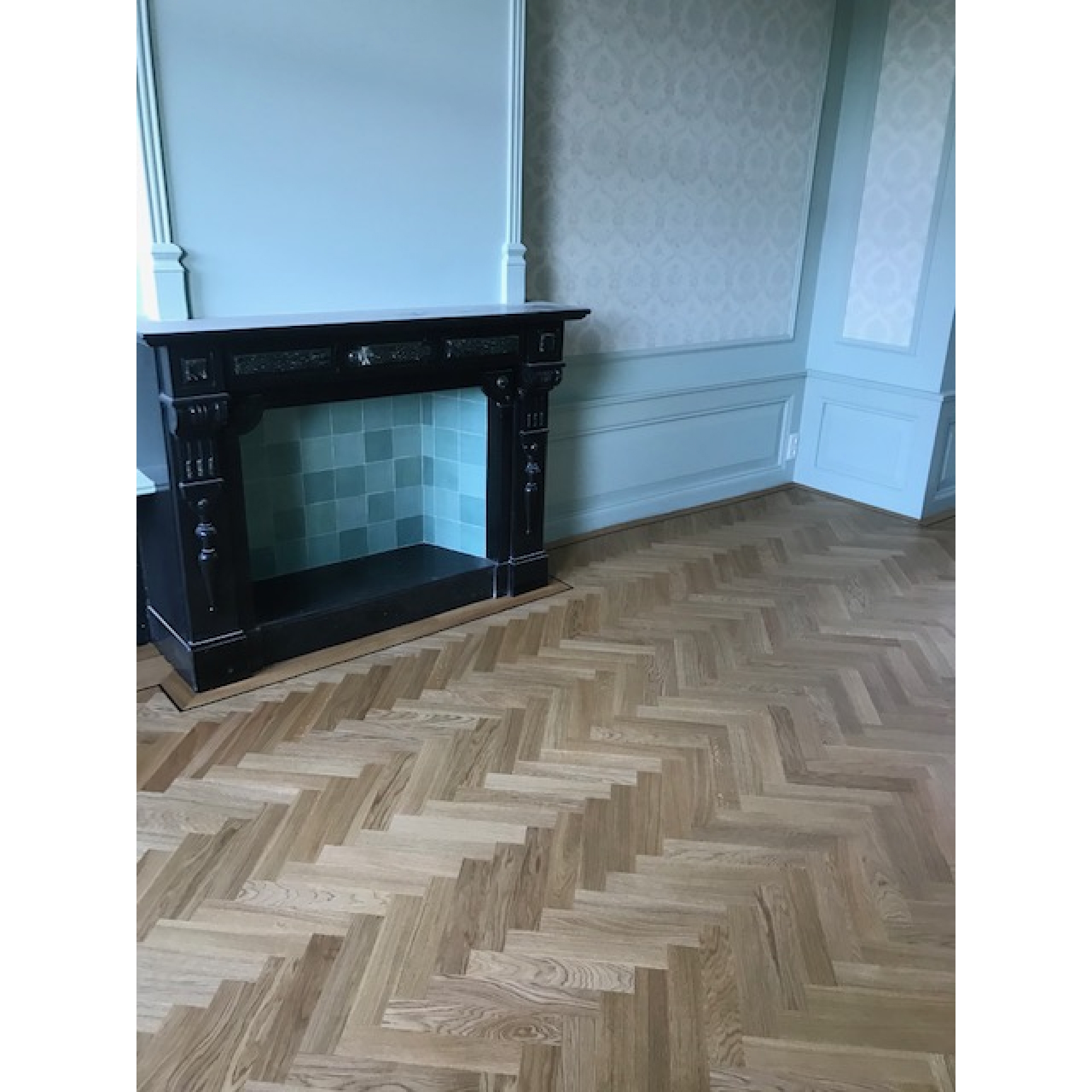 Bij deze haard past natuurlijk een hele mooie visgraat vloer