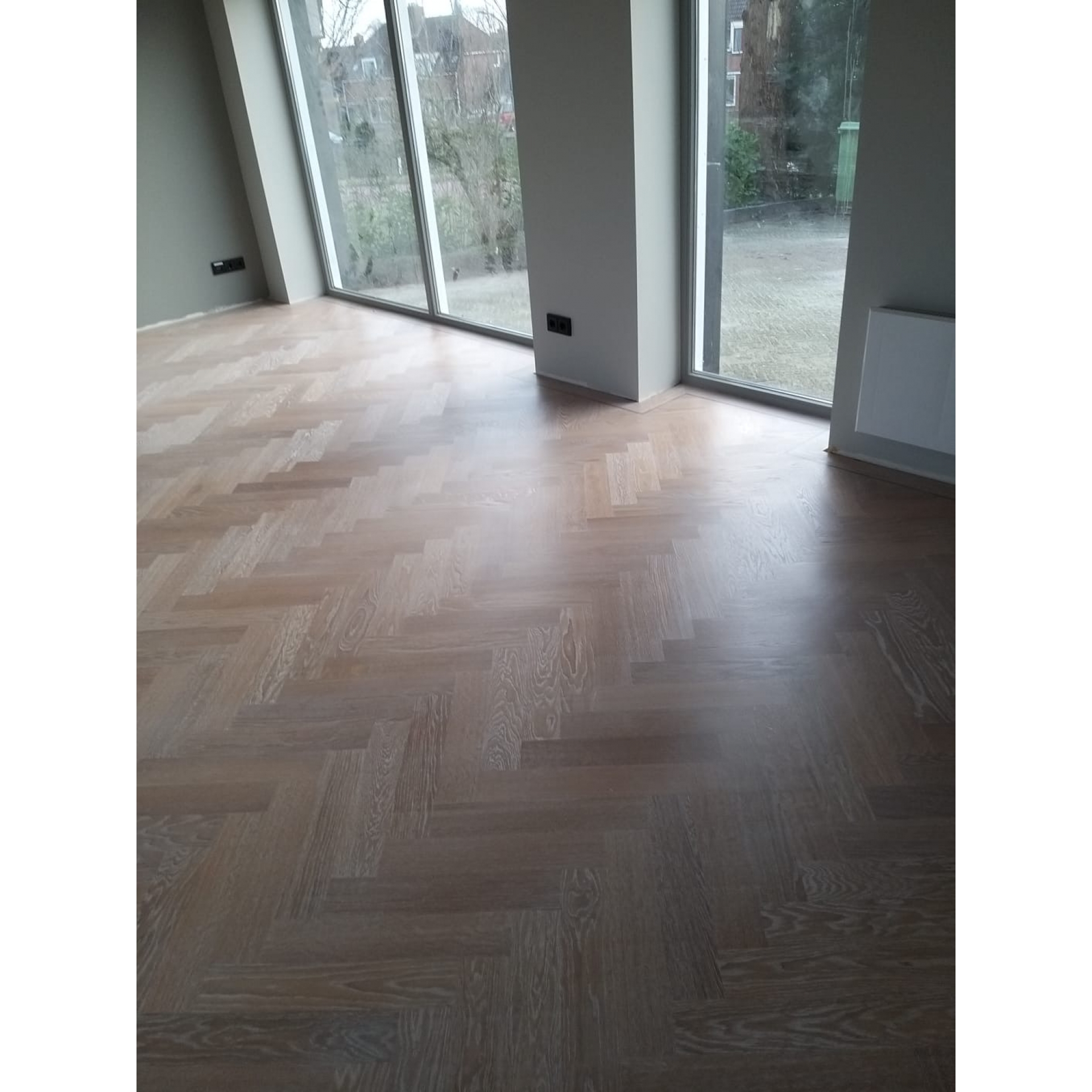 In Zoutkamp bij Lauwersoog een visgraat vloer gelegd in pand aan de sluis