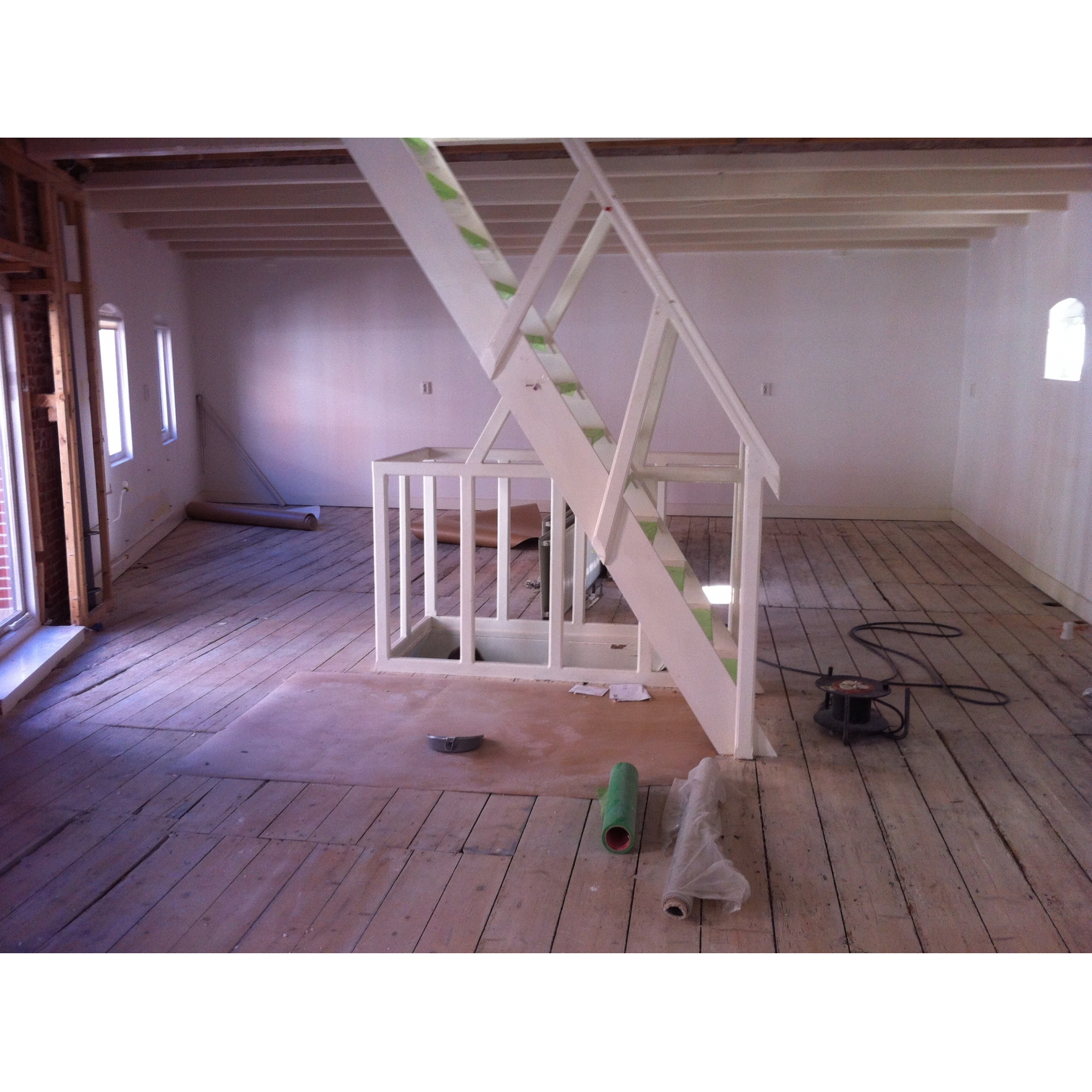 Oude grenen constructie vloer op verdieping in pand in centrum Groningen
